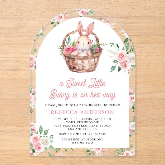 ピンクフローラバニー甘いベビーガールアーチベビーシャワー アクリル招待状 (正面)