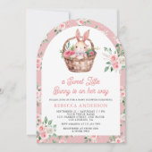 ピンクフローラバニー甘いベビーガールアーチベビーシャワー 招待状 (正面)