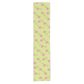 ピンクフローラパターン（の模様が）あるデザイン ショートテーブルランナー (正面)