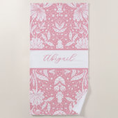 ピンクフローラパーソナライズされたウィリアムモリススタイル ビーチタオル (正面)