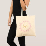 ピンクフローラリースとLove in Yellow Script トートバッグ<br><div class="desc">黄色のかわいらしスクリプトレタリングで愛という言葉を持つ紫色のピ書ンクのフローラリース。背カスタマイズ景の色ともし名前の追加</div>
