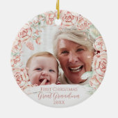 ピンクフローラリース素晴らしおばあちゃん初めてのクリスマス セラミックオーナメント (裏面)