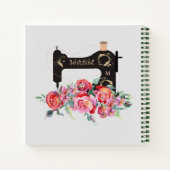 ピンクフローラヴィンテージ裁縫機械モノグラム ノートブック (裏面)