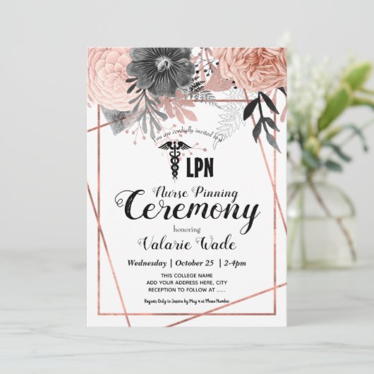 ピンクフローラ卒業LPNナースピン留め式 招待状 (スタンド正面)