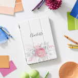 ピンクフローラ銀葉の白エレガント名 iPad PROカバー<br><div class="desc">ピンクの花模様と銀色の葉とシックな白い背景。名前をカスタマイズして追加する。名前は手書文字のスタイルスモダンクリプト付き。</div>