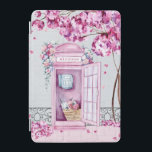 ピンクフローラ電話ブーパーソナライズされたス iPad MINIカバー<br><div class="desc">この美しいiPadのカバーは、ピンクの花で飾られたピンクの電話ブースで、近くの木が地面にピンクの花を落とす。自分の名前でパーソナライズできる。</div>