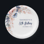 ピンクフローラ80th Birthday Partyスクリプト ペーパープレート<br><div class="desc">パステル祝クピンクのインディゴモダンブルーの水の色のフローラ紙プレートと来る誕生日。美しい植物性の水の色の開花。単にあなたのパーティー詳細でパーソナライズすクリックるカスタマイズitボタンによって、文字のスタイルと配置をさらに再調整し、フォーマットする。ヒント：お店に無料またはマッチングのアイテムを追加する</div>