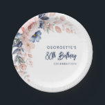 ピンクフローラ80th Birthday Partyスクリプト ペーパープレート<br><div class="desc">パステル祝クピンクのインディゴモダンブルーの水の色のフローラ紙プレートと来る誕生日。美しい植物性の水の色の開花。単にあなたのパーティー詳細でパーソナライズすクリックるカスタマイズitボタンによって、文字のスタイルと配置をさらに再調整し、フォーマットする。ヒント：お店に無料またはマッチングのアイテムを追加する</div>