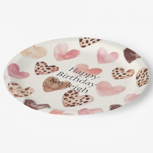 ピンクブラウンヒョウ印刷ハート誕生日 ペーパープレート (アングル)