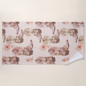 ピンクブラウン女性のカーボーイ南西ブーツフローラ ビーチタオル (正面)