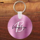 ピンクブラシ仕上げメタル白黒スクリプトモノグラム キーホルダー (正面)