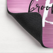 ピンクブラシ仕上げメタル白黒スクリプトモノグラム マウスパッド (コーナー)