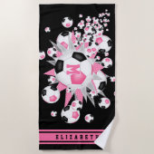 ピンクブラックサッカーボール吹出し女の子名前をカスタムする ビーチタオル (正面)