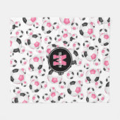 ピンクブラックスガーリーポーツパターンのサッカールーム フリースブランケット (正面(横))