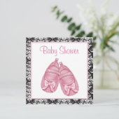 ピンクブラックダマスクベビーガールシャワー 招待状 (スタンド正面)