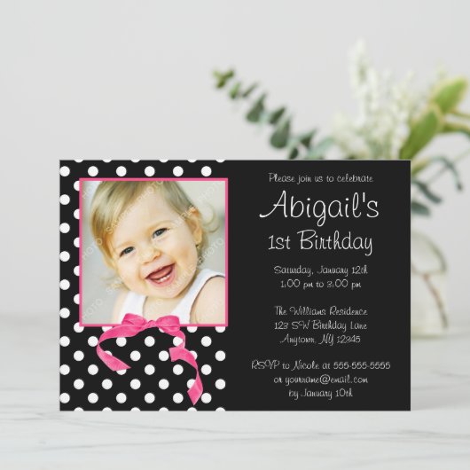 ピンクブラック水玉模様ガール写真1日目の誕生日パーティー 招待状 (スタンド正面)