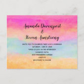 ピンクブルーイエローレインボーストライプ抽象芸術結婚ズ インビテーションポストカード (正面)