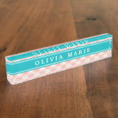 ピンクプライストライプドティール(緑がかった色)青アクセント デスクネームプレート (側面)