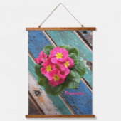 ピンクプリムローズティール（緑がかった色）アクウターコイズ素朴フローラ 吊り下げ型タペストリー (正面)