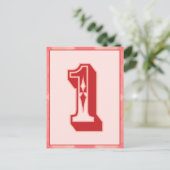 ピンクプレイド番号「1」タイポグラフィバナーカード ポストカード (スタンド正面)