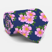 ピンクプレーリバラフローラルパターンオンネイビーブルー ネクタイ (ロール)