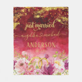 ピンクプー結婚ニーリングや輪レッド金ゴールドたった今結婚しました フリースブランケット (正面)