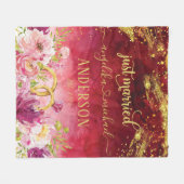 ピンクプー結婚ニーリングや輪レッド金ゴールドたった今結婚しました フリースブランケット (正面(横))