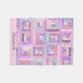 ピンクベビーガールヴィンテージキルトデザイン名前をカスタムする フリースブランケット (正面(横))