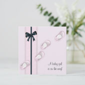 ピンクベビーシューズガールベビーシャワー 招待状 (スタンド正面)