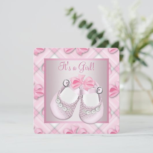 ピンクベビーシューズピンク赤ちゃんガールシャワー 招待状 (スタンド正面)