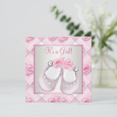 ピンクベビーシューズピンク赤ちゃんガールシャワー 招待状 (スタンド正面)