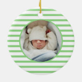 ピンクベビーディノ |初めてのクリスマスグリーンストライプ セラミックオーナメント (裏面)