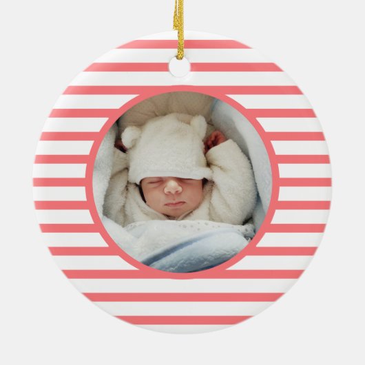 ピンクベビーディノ |初めてのクリスマスレッドストライプシック セラミックオーナメント (裏面)