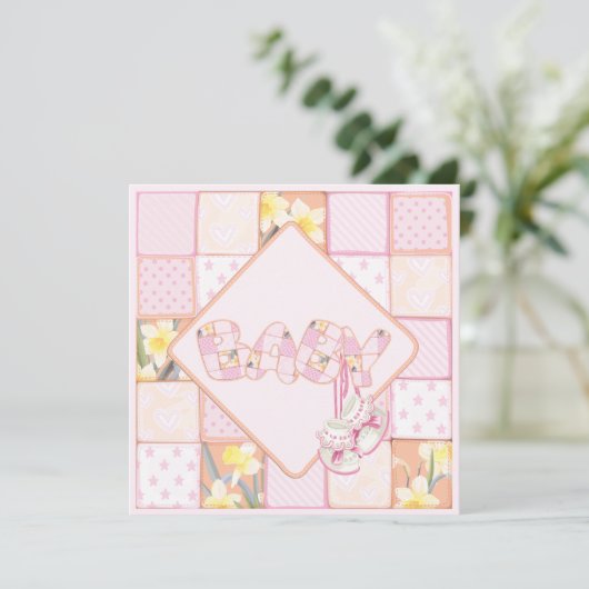 ピンクベビーブーティーパッチワーク赤ちゃんガールシャワー 招待状 (スタンド正面)