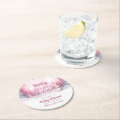 ピンクベビー雪の外が寒い女の子ベビーシャワー ラウンドペーパーコースター (インサイチュ)