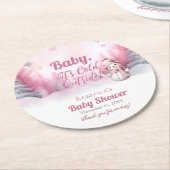 ピンクベビー雪の外が寒い女の子ベビーシャワー ラウンドペーパーコースター (アングル)