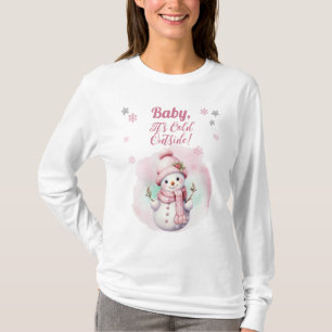 ピンクベビー雪の外が寒い女の子ベビーシャワー Tシャツ