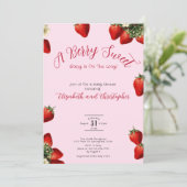 ピンクベリースイートレッドストロベリーガールベビーシャワー 招待状 (スタンド正面)