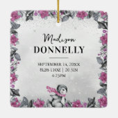 ピンクペンギンモノグラムベビー統計初めてのクリスマス セラミックオーナメント (裏面)