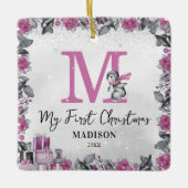 ピンクペンギンモノグラムベビー統計初めてのクリスマス セラミックオーナメント (正面)