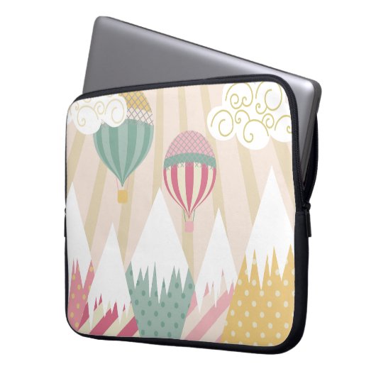 ピンクホットエアバルーンとマウンテンシーン ラップトップスリーブ (正面左)
