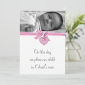 ピンクホワイトクロスベイビーガールフォト洗礼 招待状 (スタンド正面)