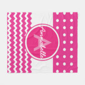 ピンクホワイトシェブロンモノグラムパーソナライズされた フリースブランケット (正面(横))