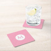 ピンクホワイトストライプトレンディーモノグラムモダンテンプレート スクエアペーパーコースター (インサイチュ)