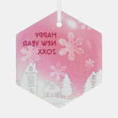 ピンクホワイトスノーハウスハッピーニューイヤー ガラスオーナメント (裏面)