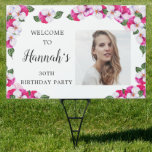 ピンクホワイトフローラ30th Birthday Welcome Yard アウトドアサイン<br><div class="desc">30歳エレガントの誕生日のパーティー詳細と写真を囲む水色のパンジーのフレーム。明るくカラフルマゼンダ、ピンクと白のフローラは、春や夏の誕生祝いに最適である。すべての文字は編集可能なので、正しいビューを作成できる。</div>
