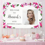 ピンクホワイトフローラ40th Birthday Welcome 横断幕<br><div class="desc">40歳エレガントの誕生日のパーティー詳細と写真を囲む水色のパンジーのフレーム。明るくカラフルマゼンダ、ピンクと白のフローラは、春や夏の誕生祝いに最適である。すべての文字は編集可能なので、正しいビューを作成できる。</div>