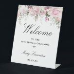 ピンクホワイトフローラ50th Birthday Party Welcome 台座サイン<br><div class="desc">このフローラデザインで誕生日パーティーへようこそエレガント。上部には縁ど赤面ののバラと白いあじさい花の緑豊かなフローラが置かれている。ようこそ書は大きなトレンドフォントにある。残りの文字は、縦型と斜体のクラシックの組み合わせである。非常に簡単にすカスタマイズ。</div>