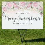 ピンクホワイトフローラ80th Birthday Party Welcome Yard アウトドアサイン<br><div class="desc">素朴エレガントは赤面のピンクのバラ、白いアジサイの花と緑の多くの葉、つる植物と一緒に、この80thバースデーパーティーの庭の看板の上に縁ど、美しいフローラを作成すると。</div>