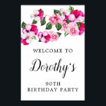 ピンクホワイトフローラ90th Birthday Party Welcome ポスター<br><div class="desc">美しいピンクのフローラ水の色の歓迎サインは、上部にピンクと白のパンジーのスプレーを特徴とする。誕生日のお祝いの人の名前は書とてもスクリプトかわいらしでフェミニンある。上と下の2行でウェルカムカスタマイズメッセージを受け取る。</div>